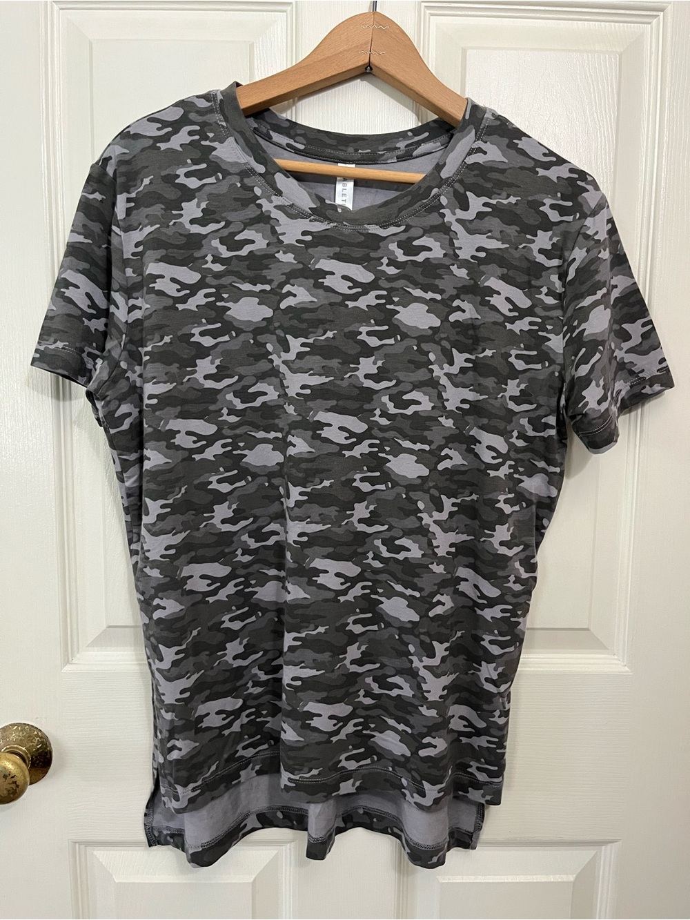 Fabletics Womens Gray & Black Camo Short Sleeve Tee High-Low Size S Athleisure